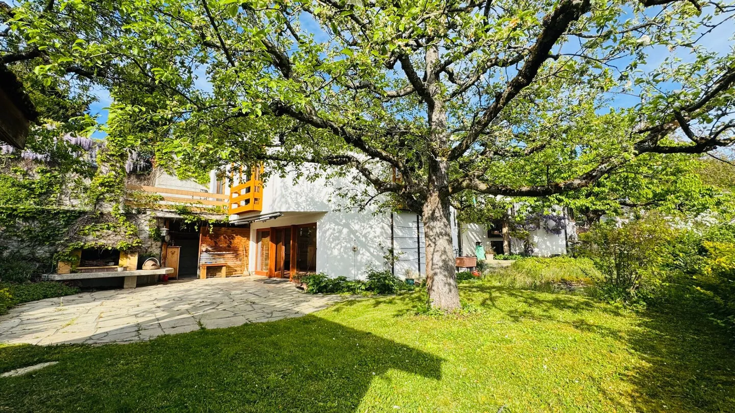 Spacious single-family home with 2 separate apartments, parking spaces, panoramic views & garden in prime location - Photo 2 of 16