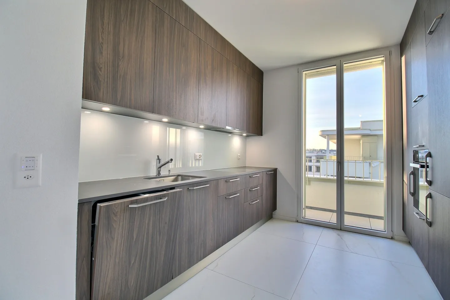 New 4.5-room penthouse for rent! - Photo 3 of 10