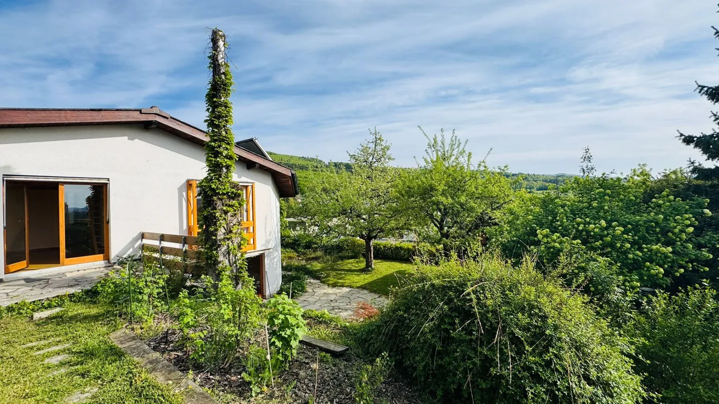Spacious single-family home with 2 separate apartments, parking spaces, panoramic views & garden in prime location - Photo 4 of 16