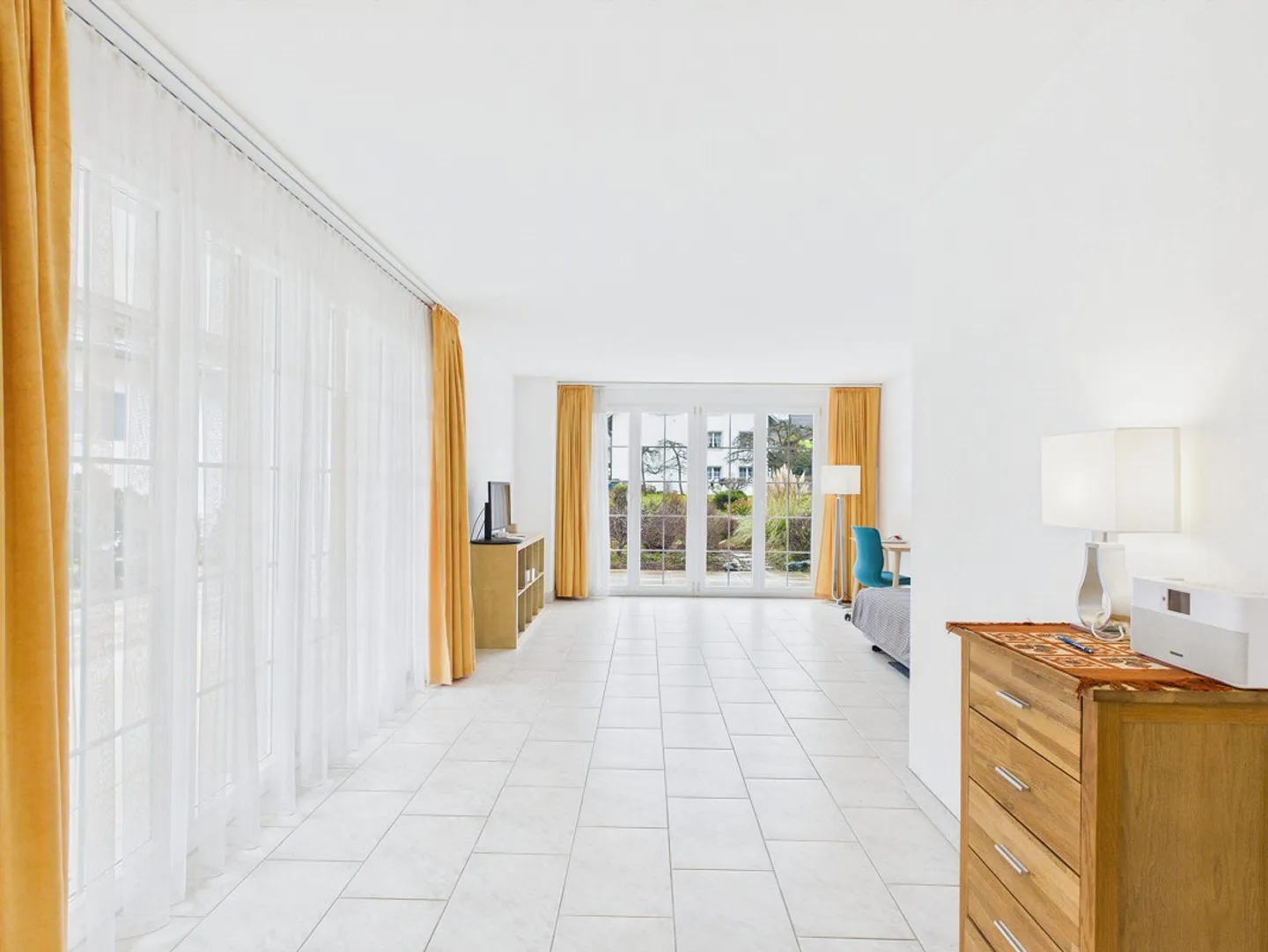 Spacious Apartment with Garden - Photo 3 of 7