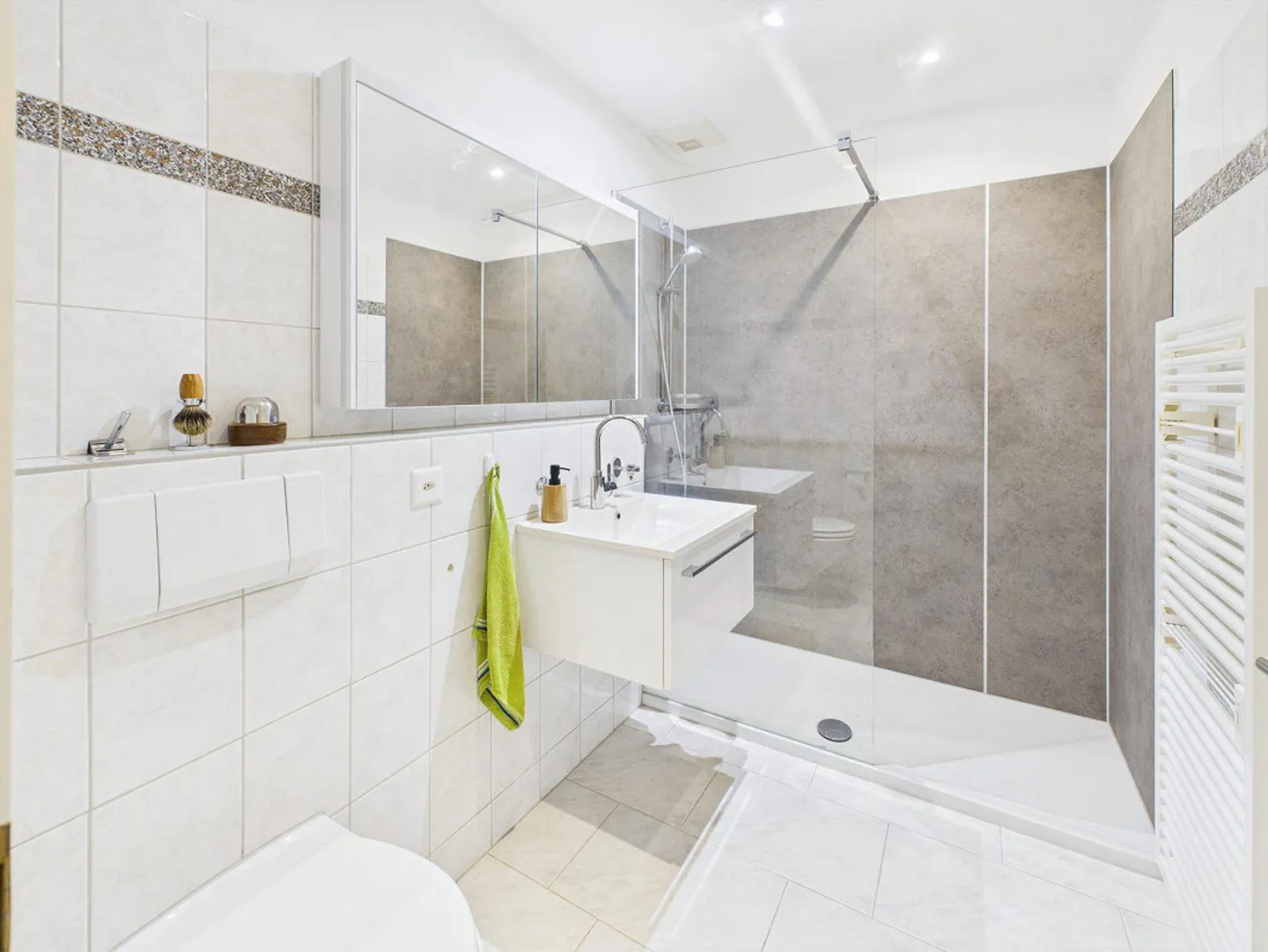 Spacious Apartment with Garden - Photo 5 of 7