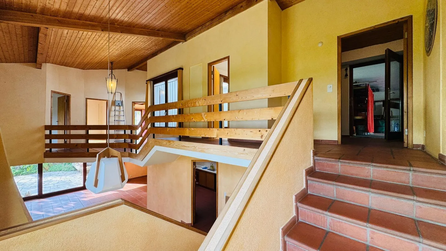 Spacious single-family home with 2 separate apartments, parking spaces, panoramic views & garden in prime location - Photo 7 of 16