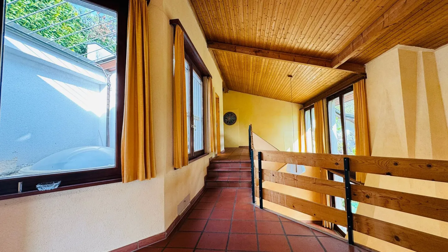 Spacious single-family home with 2 separate apartments, parking spaces, panoramic views & garden in prime location - Photo 8 of 16