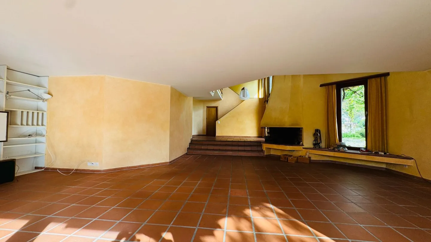 Spacious single-family home with 2 separate apartments, parking spaces, panoramic views & garden in prime location - Photo 11 of 16