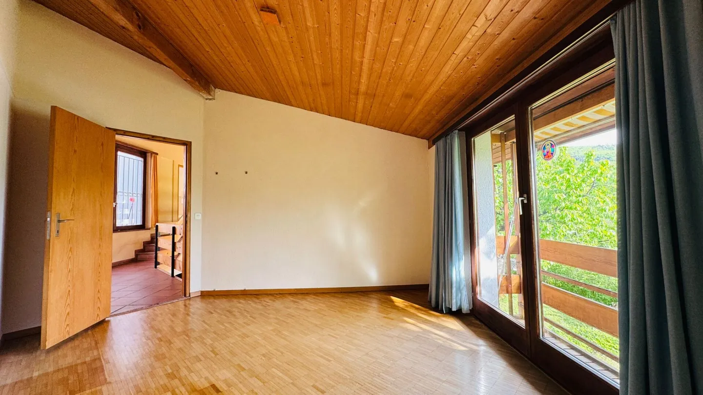 Spacious single-family home with 2 separate apartments, parking spaces, panoramic views & garden in prime location - Photo 13 of 16