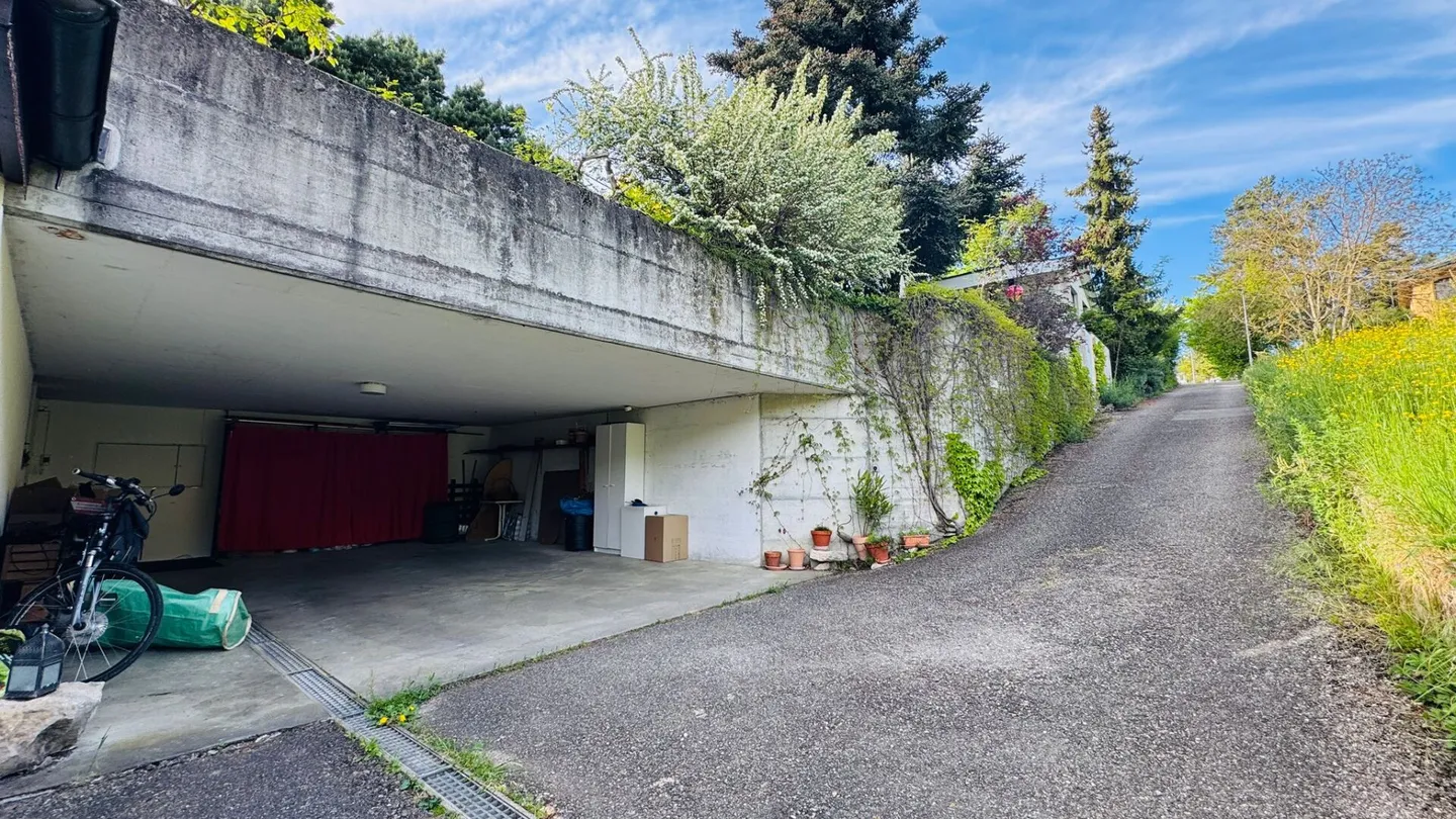 Spacious single-family home with 2 separate apartments, parking spaces, panoramic views & garden in prime location - Photo 16 of 16