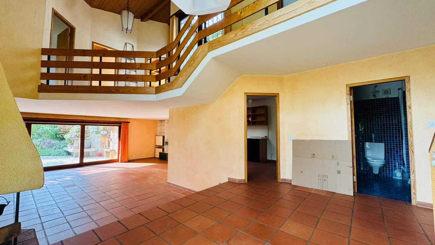 Spacious single-family home with 2 separate apartments, parking spaces, panoramic views & garden in prime location - Photo 9 of 16