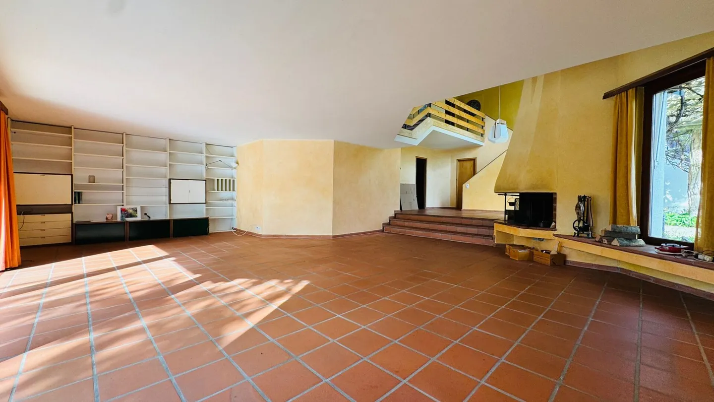 Spacious single-family home with 2 separate apartments, parking spaces, panoramic views & garden in prime location - Photo 10 of 16