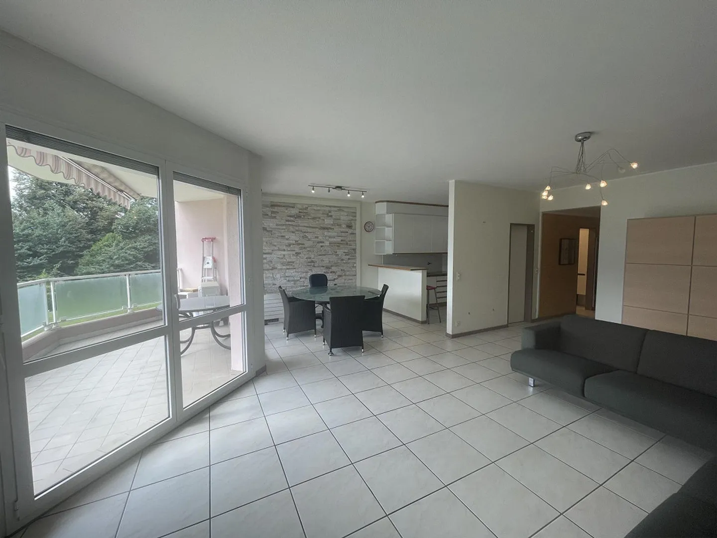 APPARTMENT 4.5 MIT PRÄCHTIGER STADT- UND TEILWEISEM SEEVIEW - Foto 4 di 13