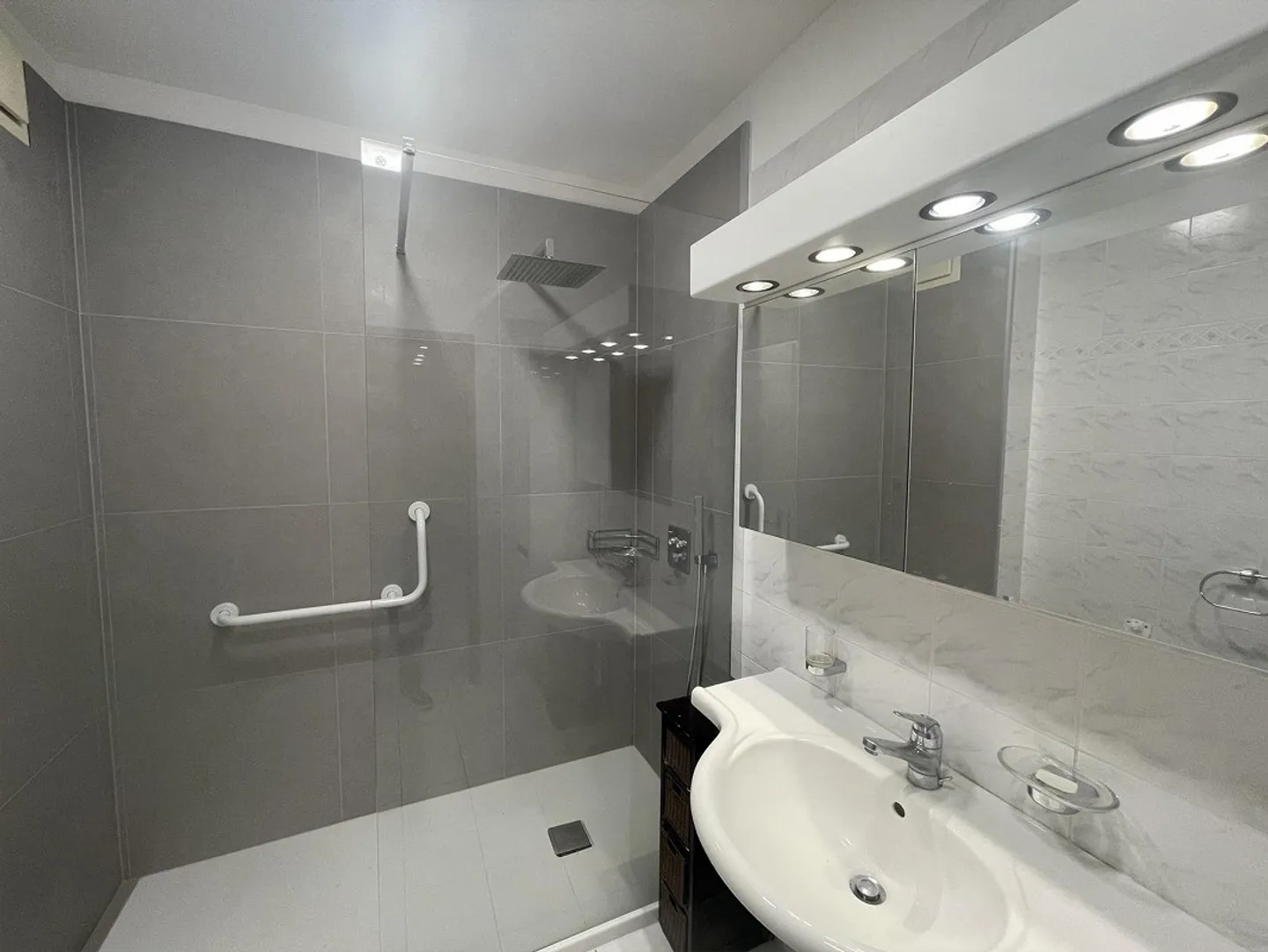 APPARTMENT 4.5 MIT PRÄCHTIGER STADT- UND TEILWEISEM SEEVIEW - Foto 11 di 13