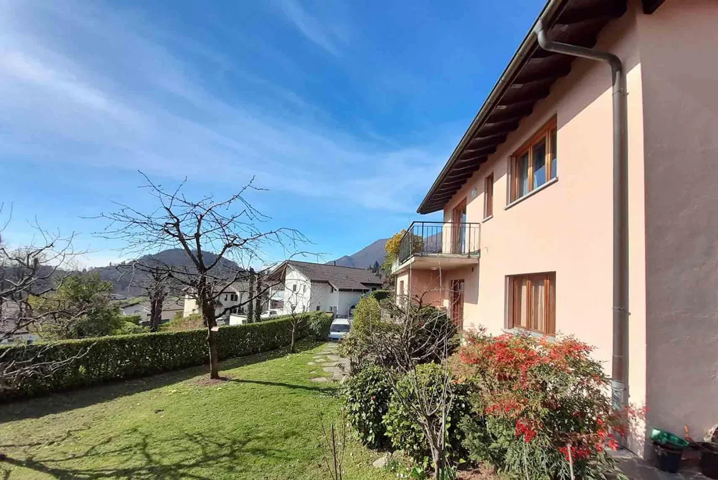 VILLA SPACIEUSE 6.5 PIÈCES AVEC GRAND JARDIN À CURIO - Photo 3 sur 12