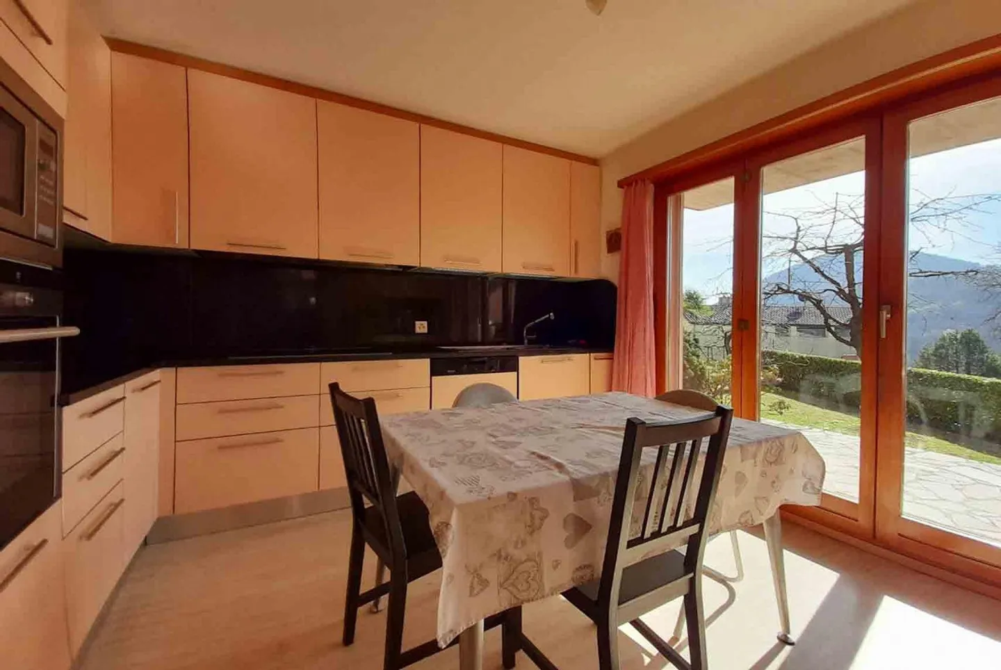 VILLA SPACIEUSE 6.5 PIÈCES AVEC GRAND JARDIN À CURIO - Photo 5 sur 12