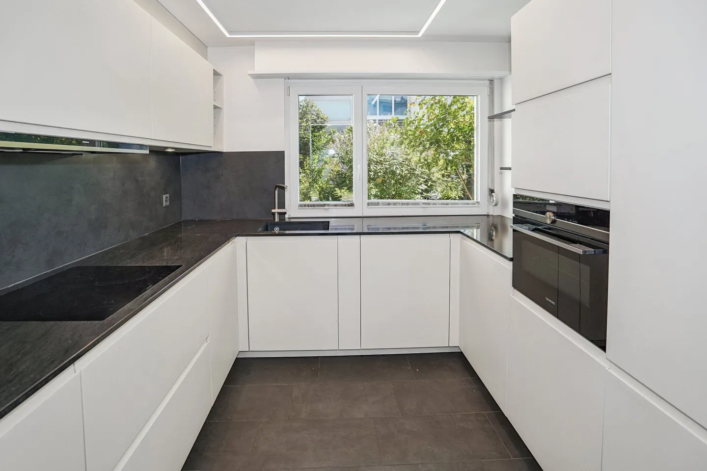 Renoviertes Einfamilienhaus mit Garten bis 07.2029 zu vermieten in Oberwil - Foto 3 von 13