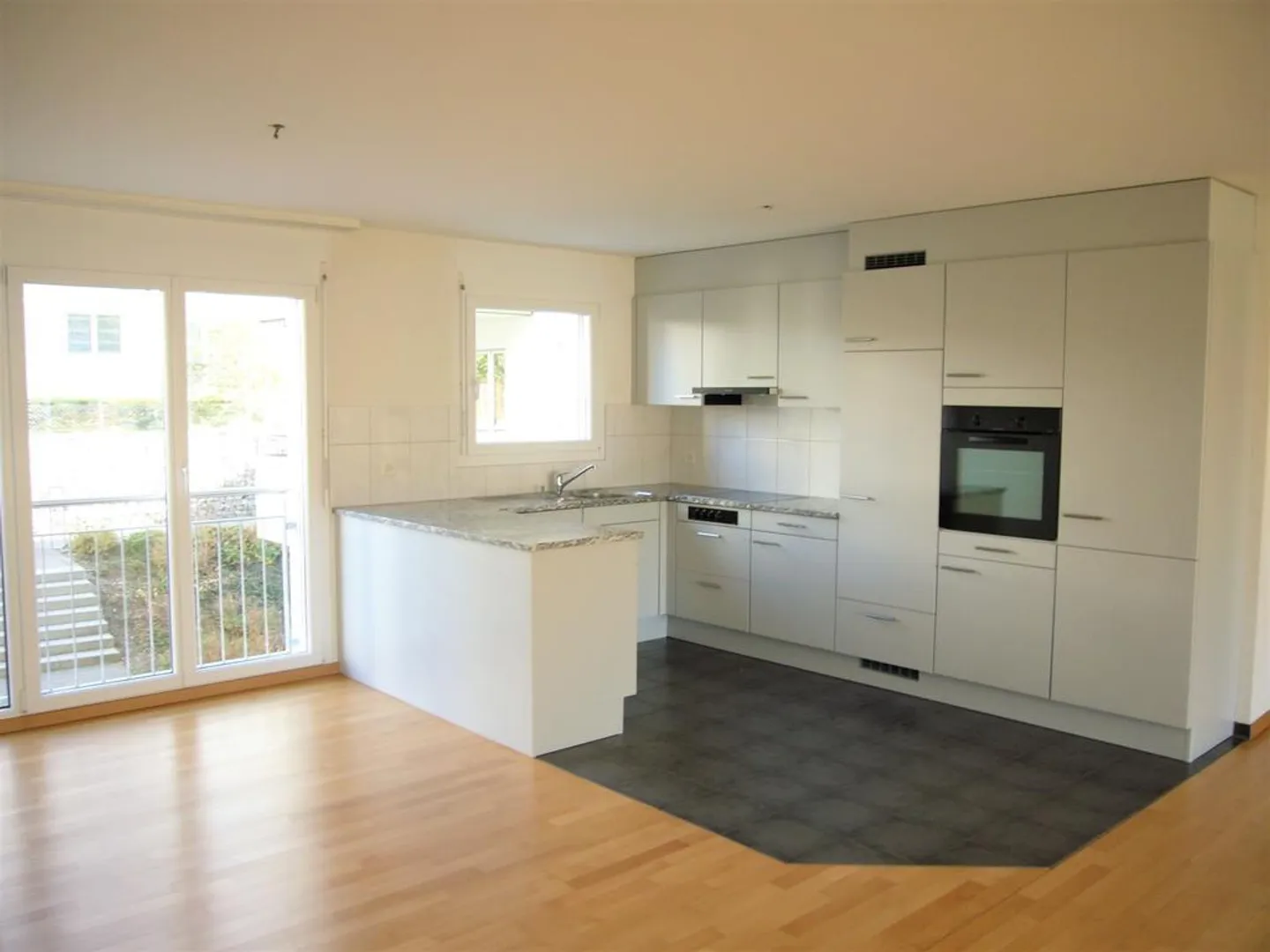 Helle, grosszügige Wohnung mit zwei Balkonen - Foto 2 von 8