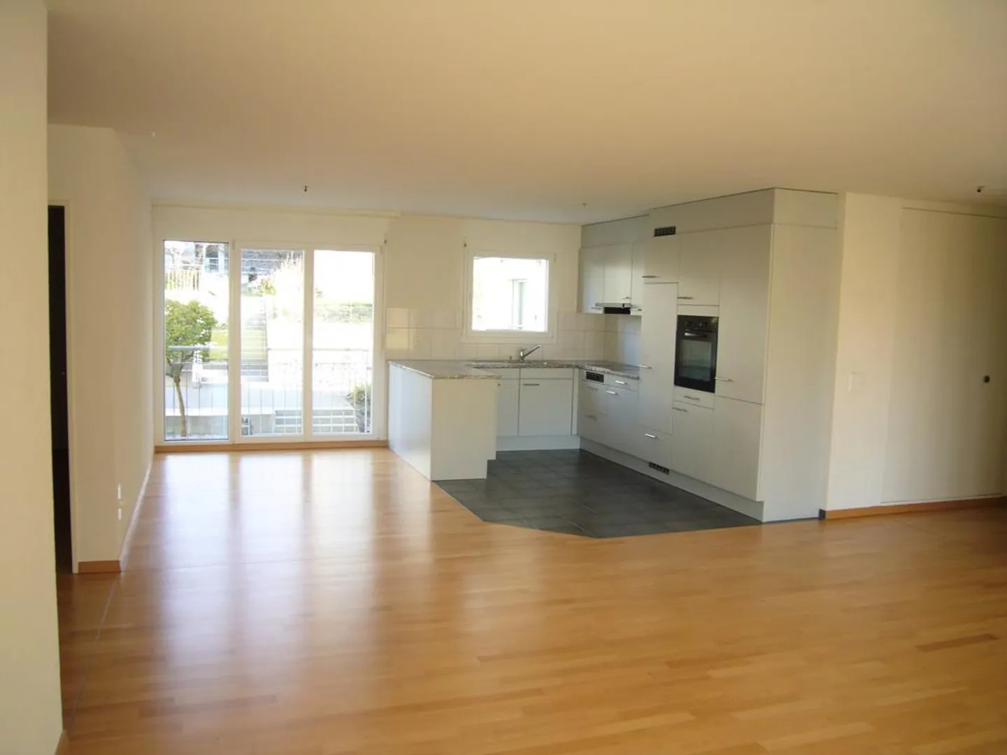 Helle, grosszügige Wohnung mit zwei Balkonen - Foto 3 von 8