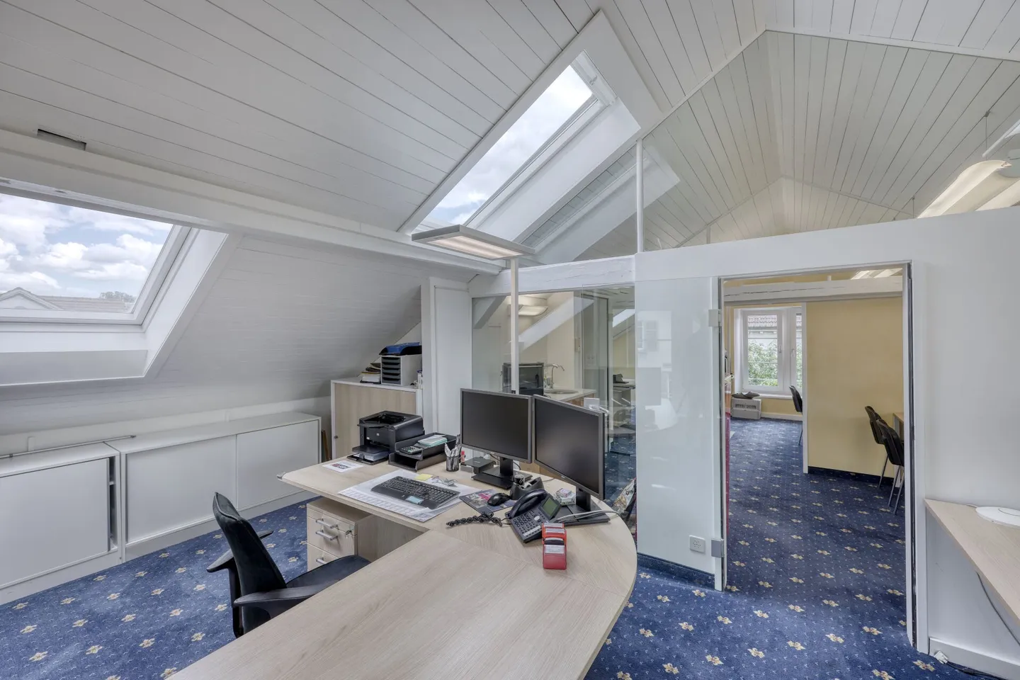 Practice room in bright attic with common room - Photo 1 of 5