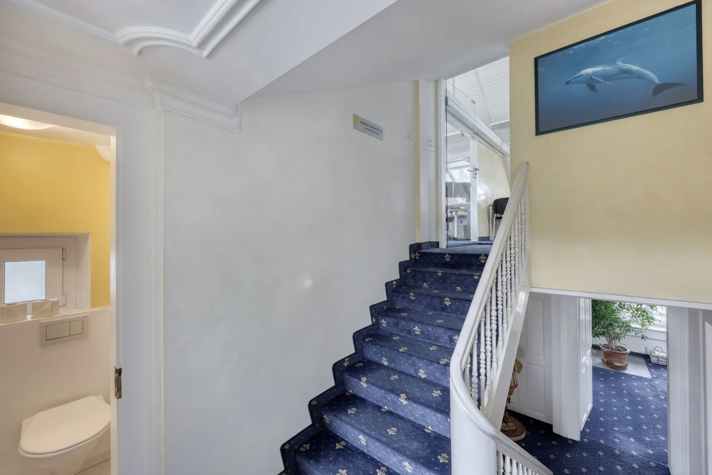 Practice room in bright attic with common room - Photo 4 of 5