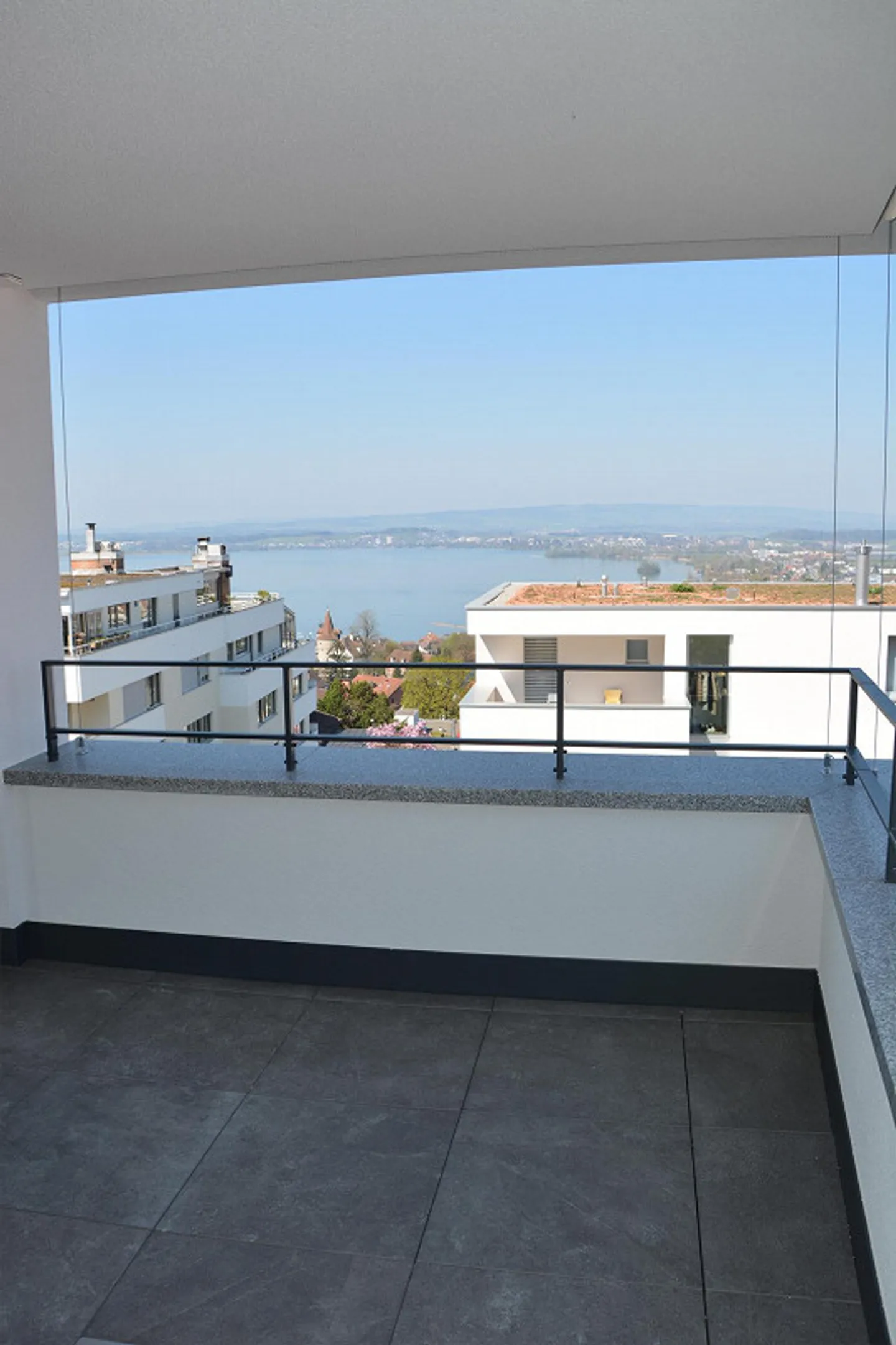 Appartamento moderno di 2,5 stanze (49m2) con vista lago - Foto 1 di 12