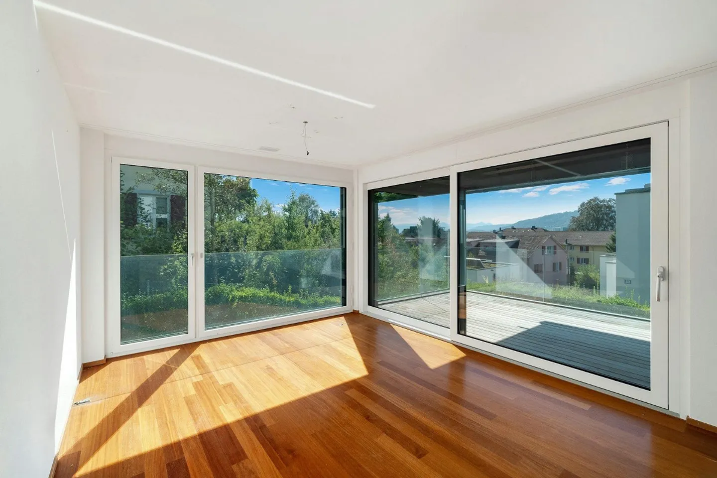 Panoramic View Meets Living Comfort - Your New Home in Höngg - Photo 2 of 13