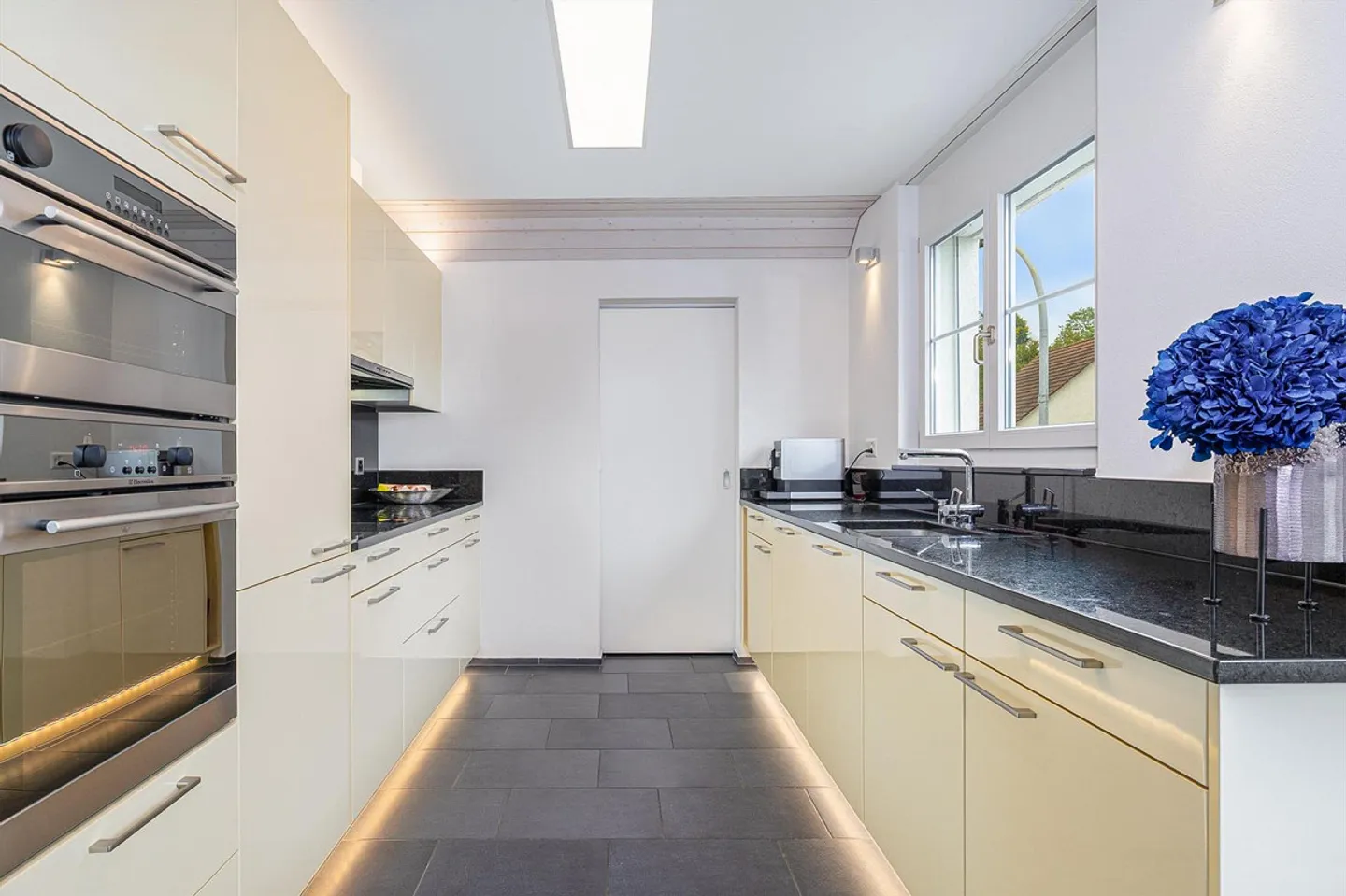 Large penthouse apartment with covered terrace and Swedish stove - Photo 3 of 9