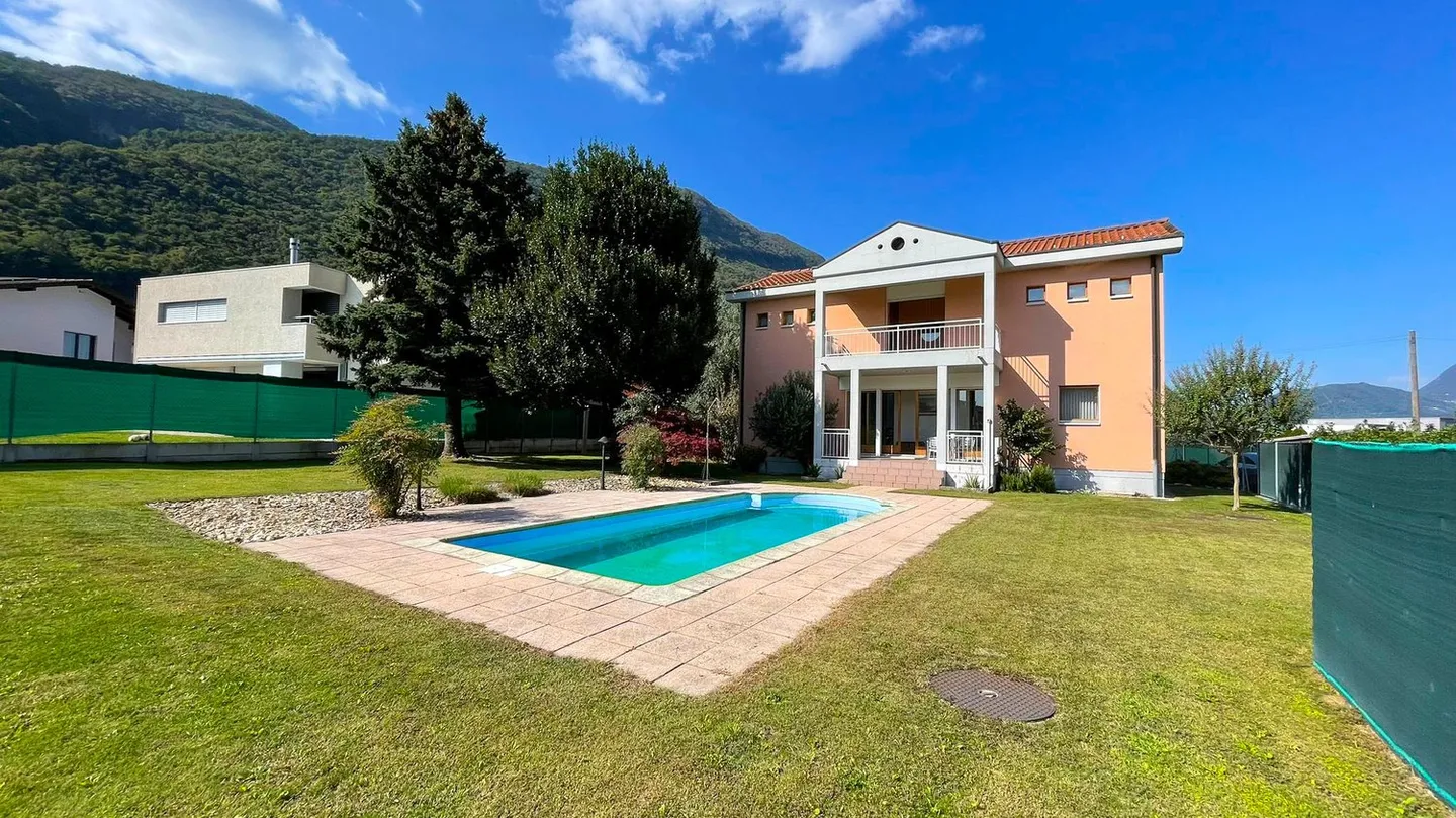 Wunderschöne Villa mit Pool in Riva San Vitale (MÖGLICHKEIT DER ÜBERNAHME DER HYPOTHEK) - Foto 2 von 24