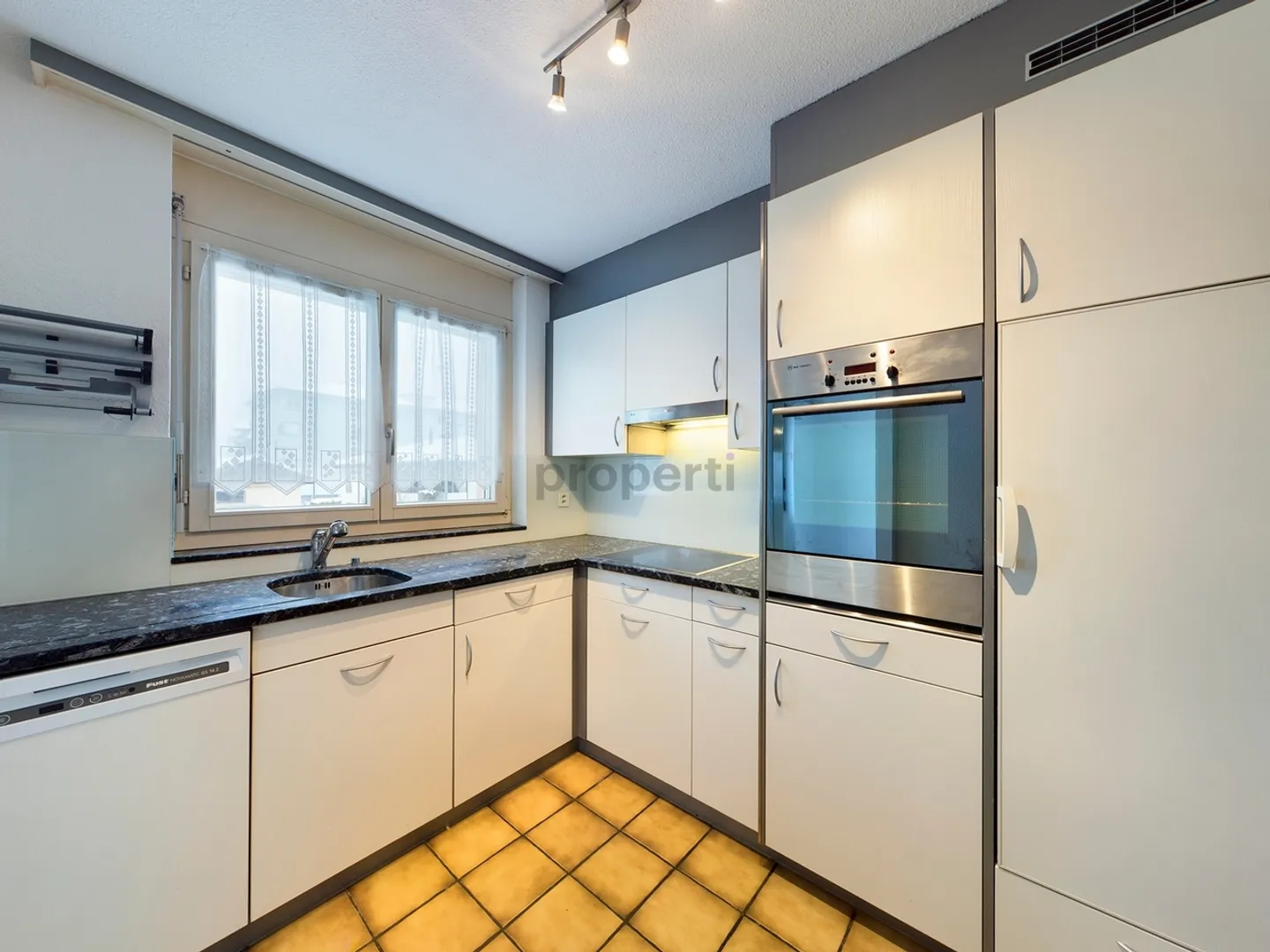 Schöne 4.5 Zimmer Wohnung in Brunnen - Foto 4 von 11