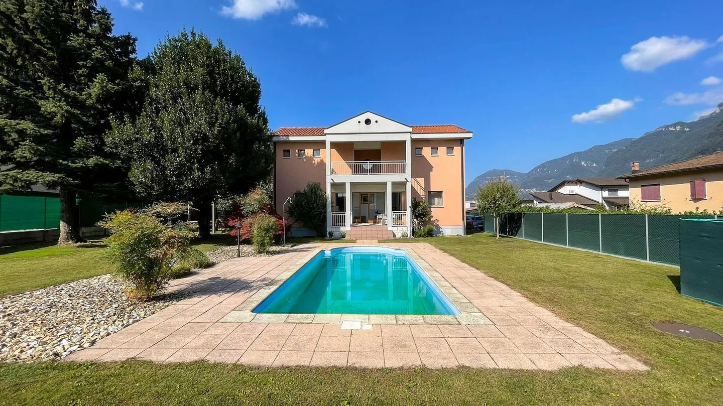 Wunderschöne Villa mit Pool in Riva San Vitale (MÖGLICHKEIT DER ÜBERNAHME DER HYPOTHEK) - Foto 3 von 24