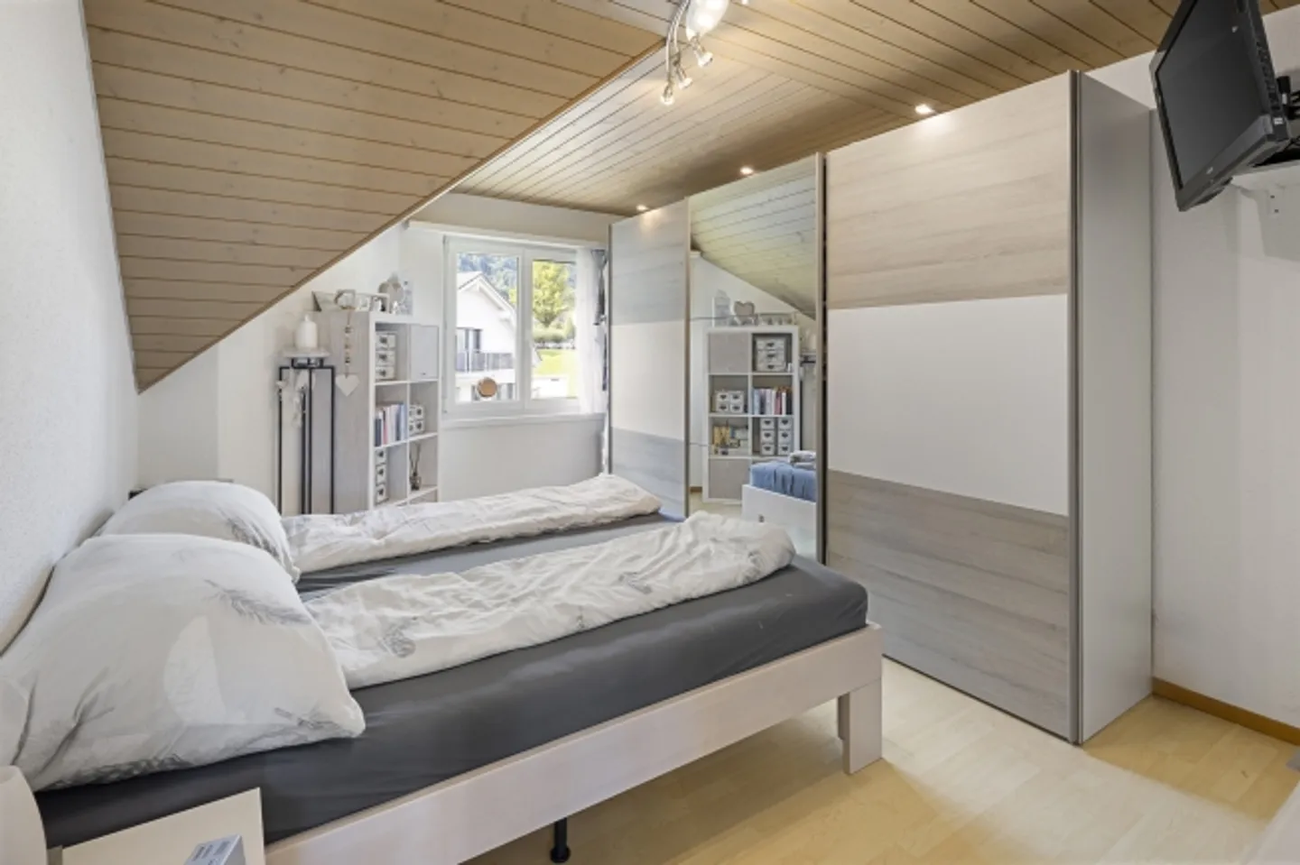 Well-kept family oasis with plenty of space in a central location - Photo 6 of 14