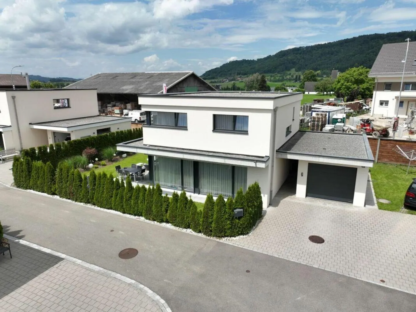 Casa unifamiliare moderna con garage - Foto 1 di 9