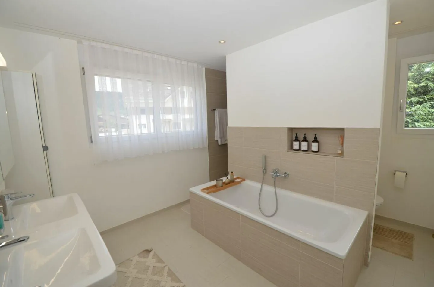 Casa unifamiliare moderna con garage - Foto 6 di 9