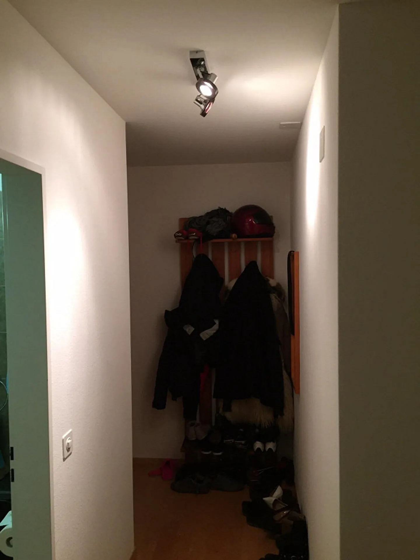 Studio au rez-de-chaussée adapté pour bureau, cosmétique ou salon de coiffure - Photo 2 sur 2