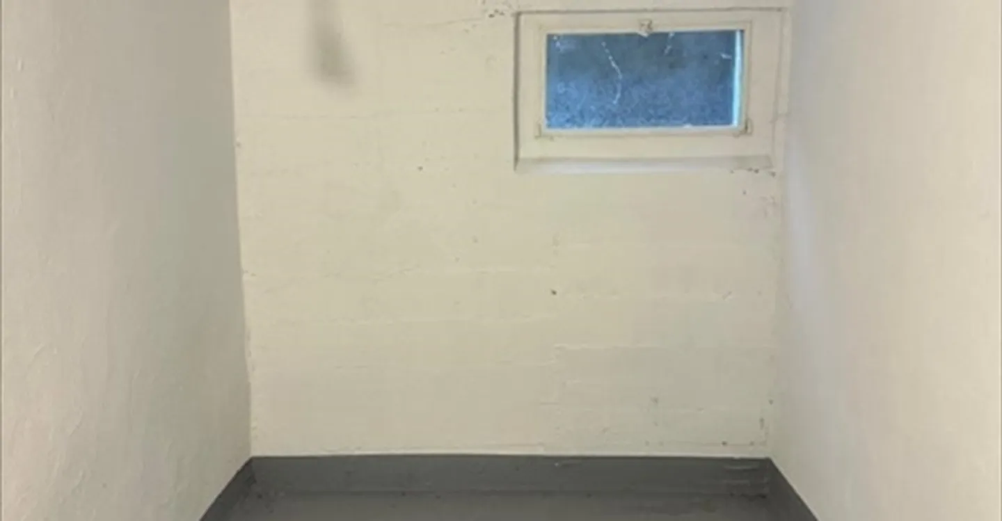 Mixed-use building for rent - Photo 1 of 3