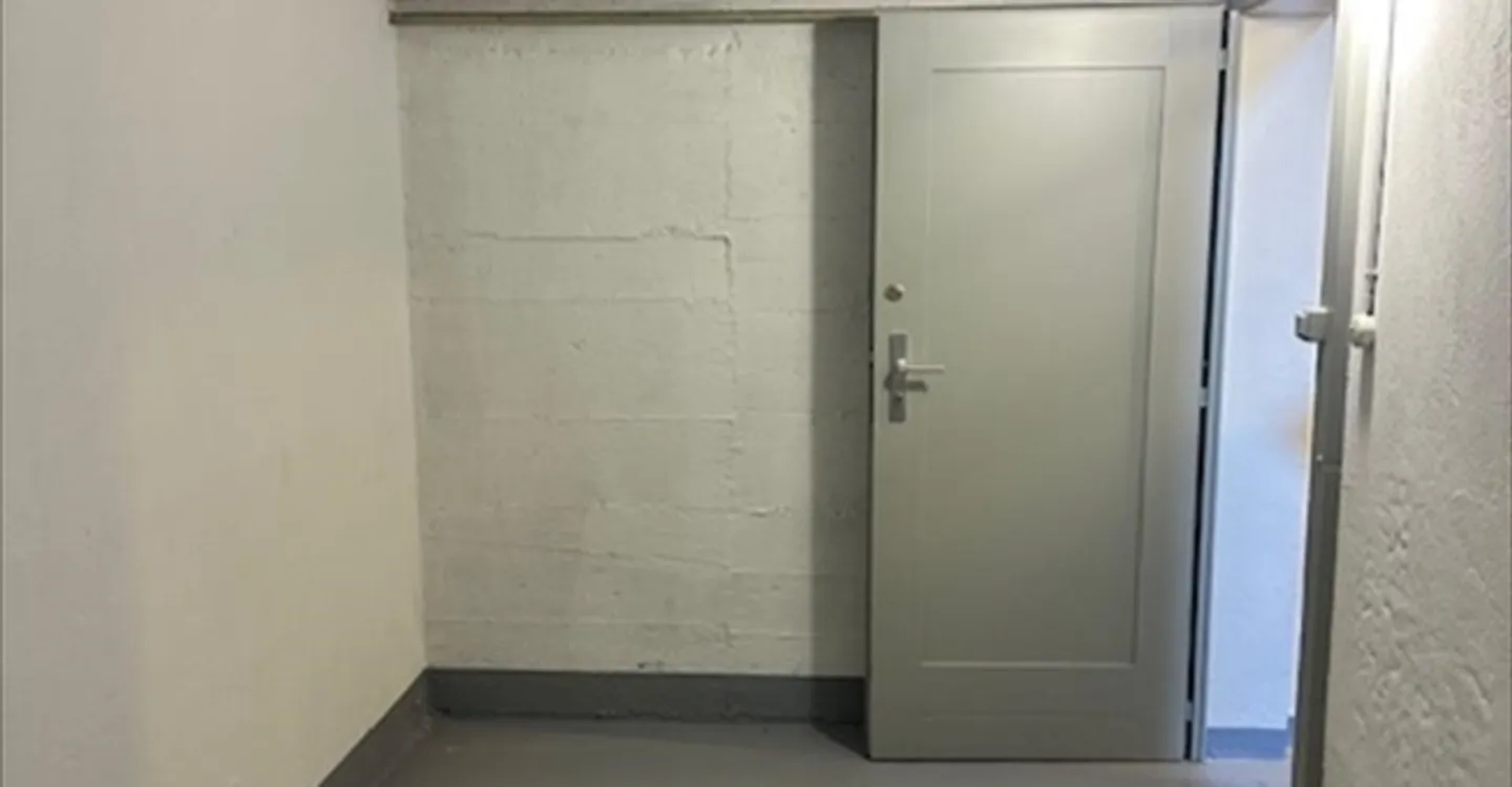 Mixed-use building for rent - Photo 2 of 3