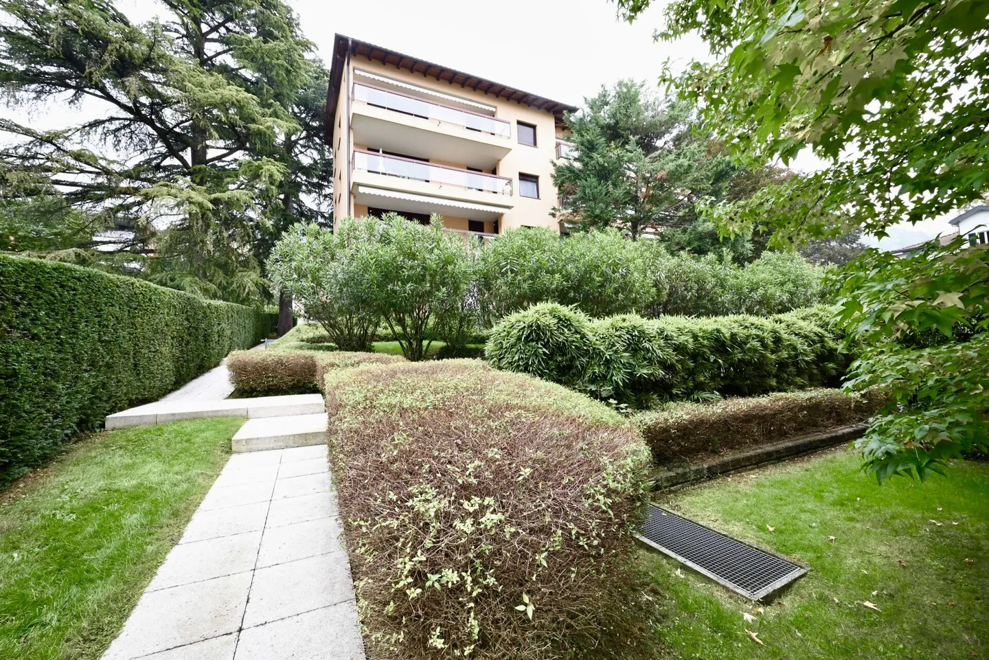 Appartamento all'ultimo piano con splendida vista aperta sul lago - Foto 1 di 12