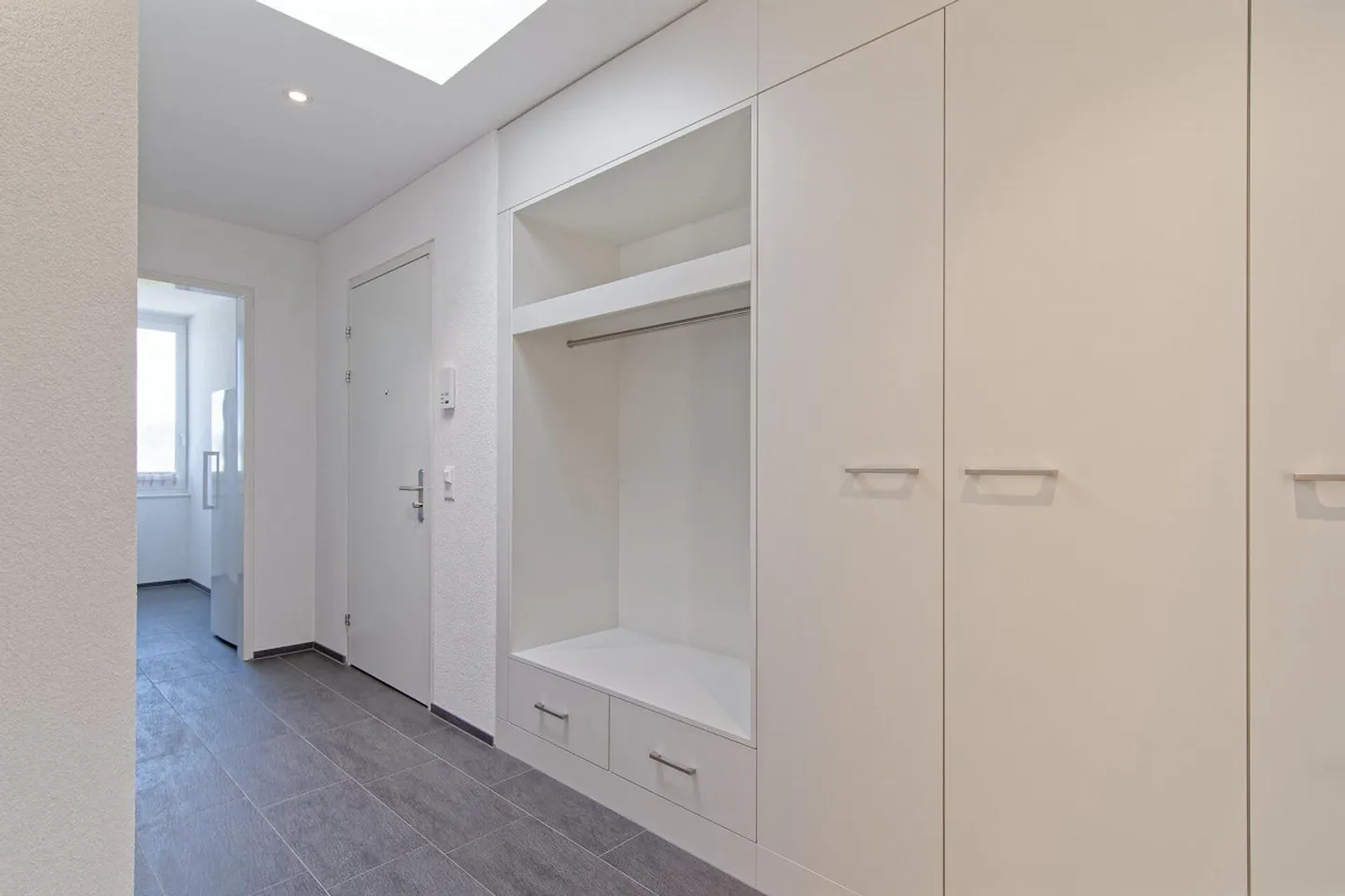 Appartement penthouse spacieux de 4,5 pièces avec vue panoramique, grande terrasse et... - Photo 3 sur 30