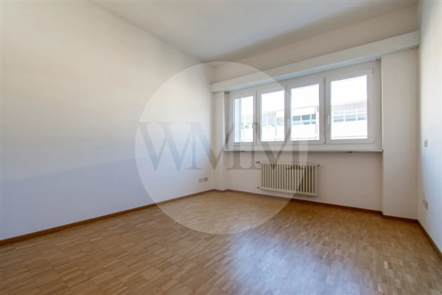 APPARTAMENTO LUMINOSO DI 2,5 STANZE CON BALCONE E VISTA APERTA - Foto 4 di 9