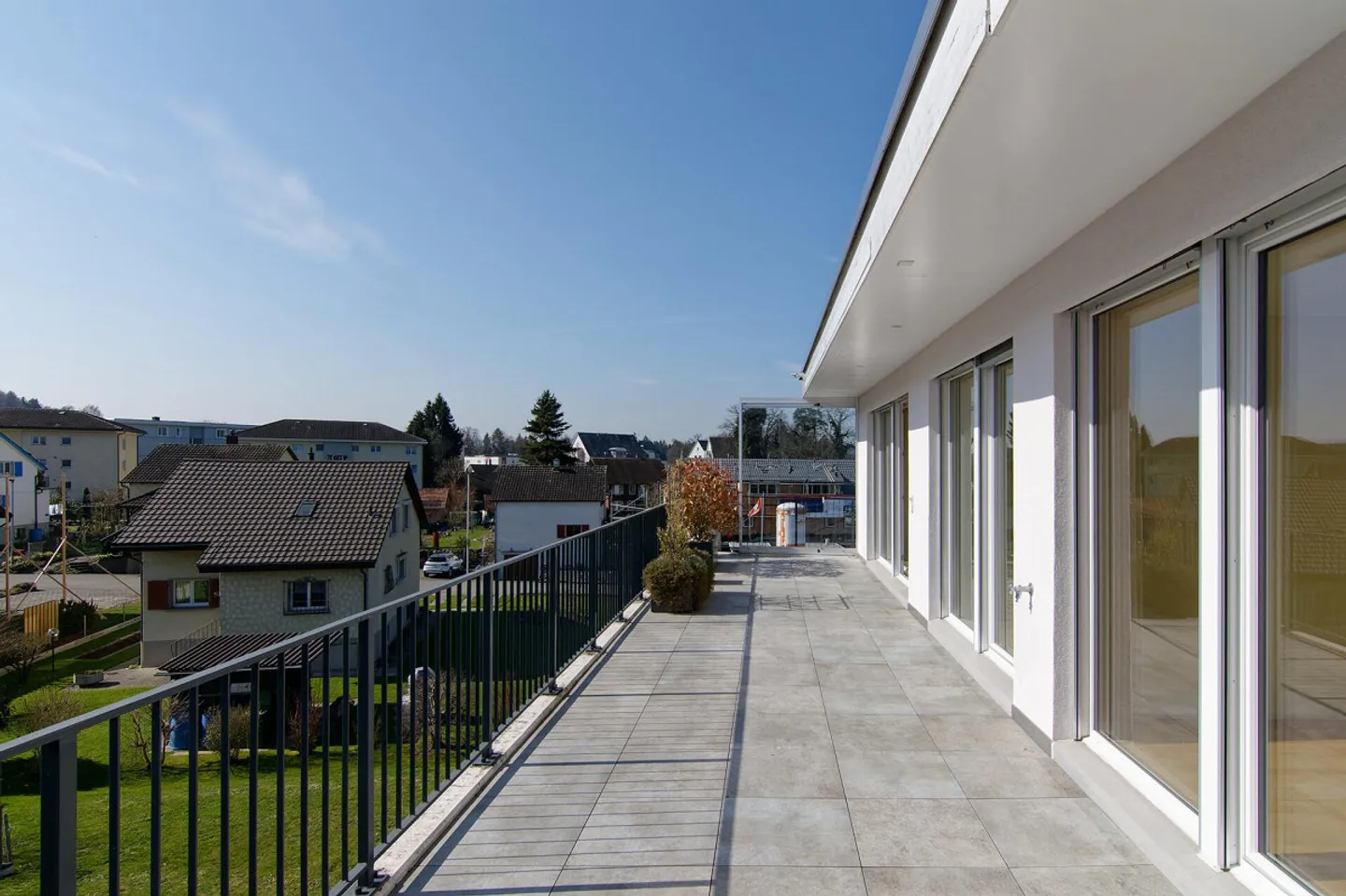 Appartement penthouse spacieux de 4,5 pièces avec vue panoramique, grande terrasse et... - Photo 13 sur 30