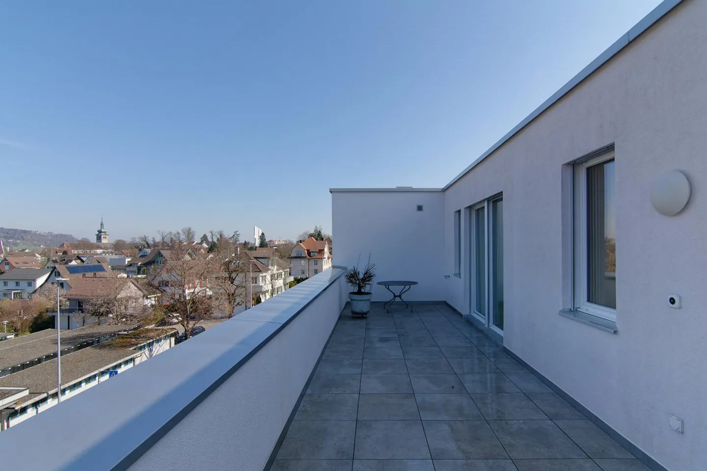Appartement penthouse spacieux de 4,5 pièces avec vue panoramique, grande terrasse et... - Photo 16 sur 30
