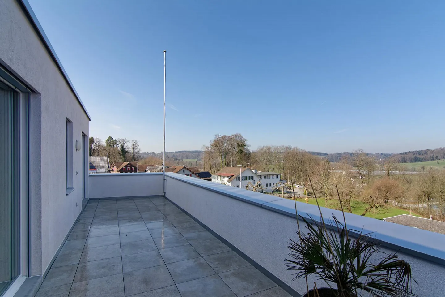 Appartement penthouse spacieux de 4,5 pièces avec vue panoramique, grande terrasse et... - Photo 17 sur 30