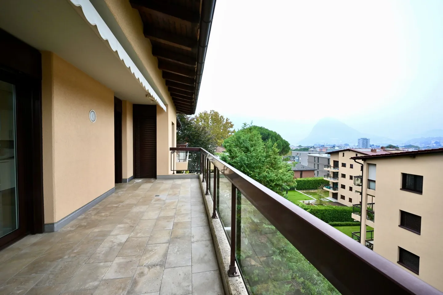 Appartamento all'ultimo piano con splendida vista aperta sul lago - Foto 3 di 12