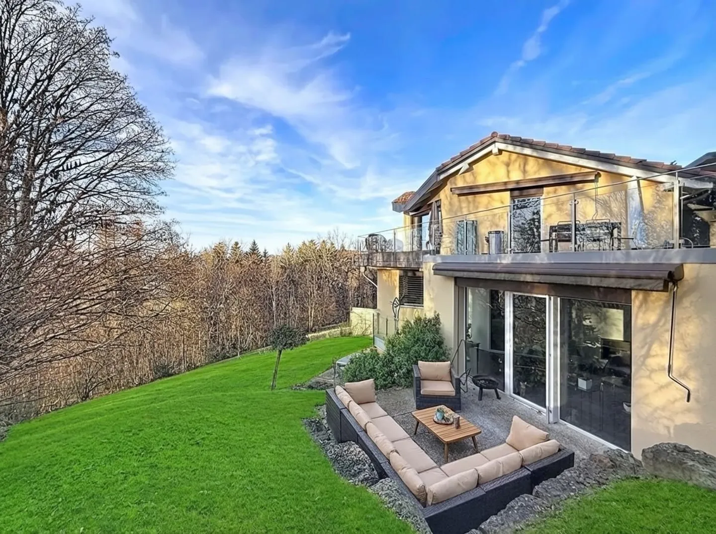 Belmont-sur-Lausanne - Magnificent Single-Family Home on Three Levels - Photo 1 of 12