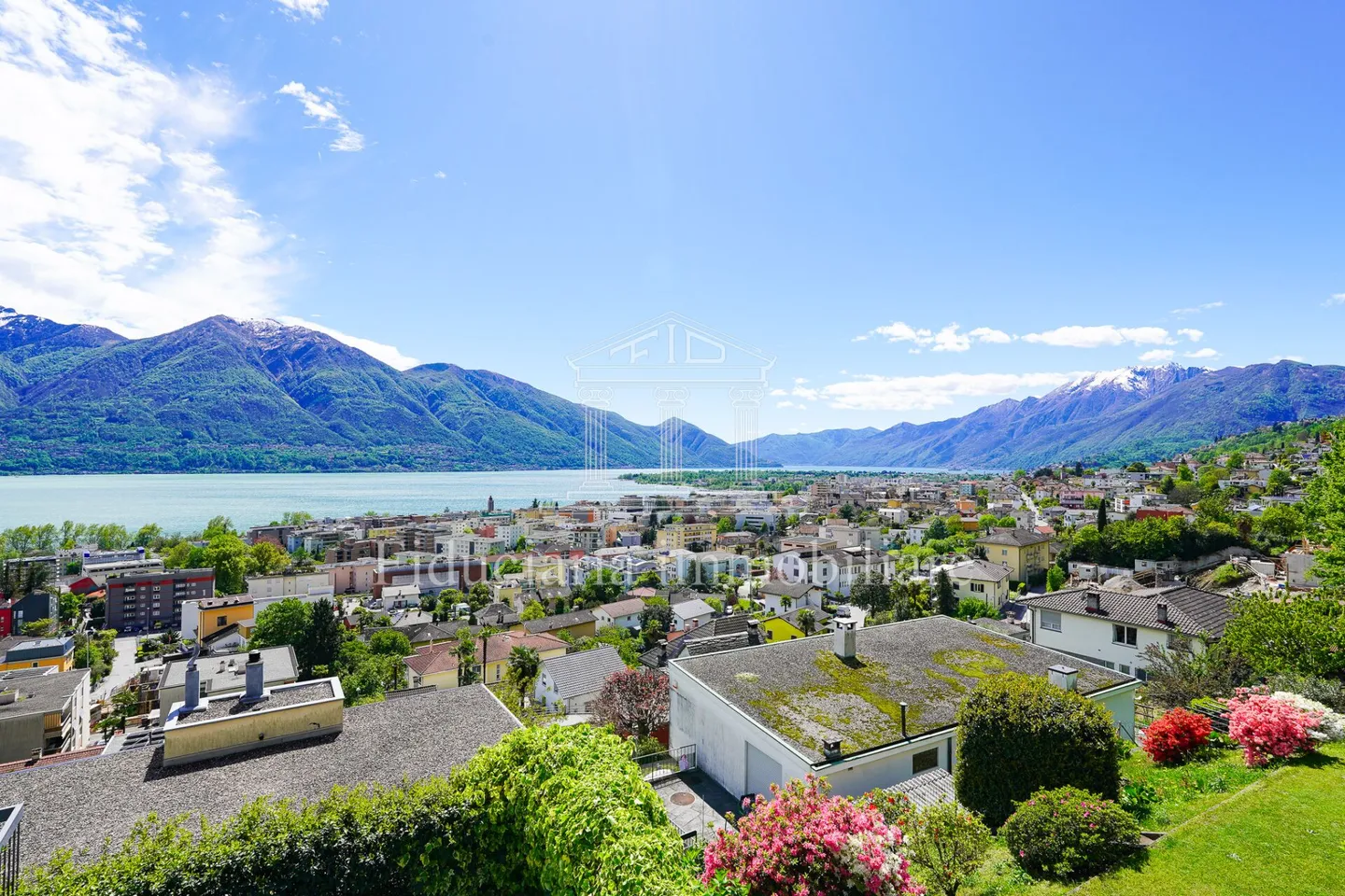 Large terraced house with great potential and beautiful view - Photo 3 of 13