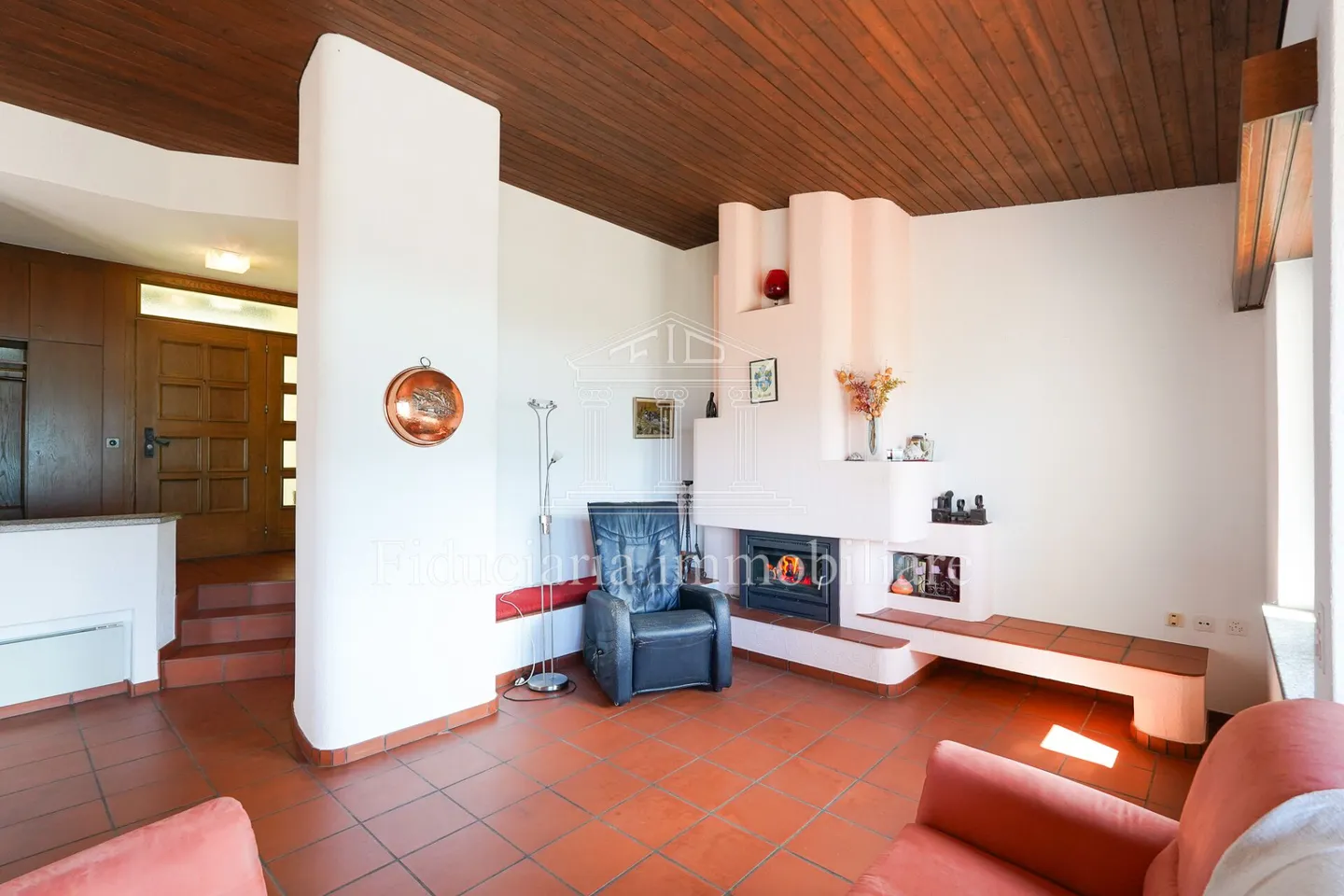 Large terraced house with great potential and beautiful view - Photo 4 of 13