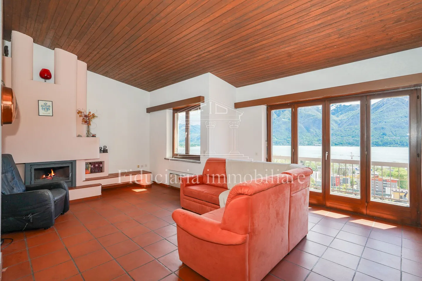 Large terraced house with great potential and beautiful view - Photo 5 of 13
