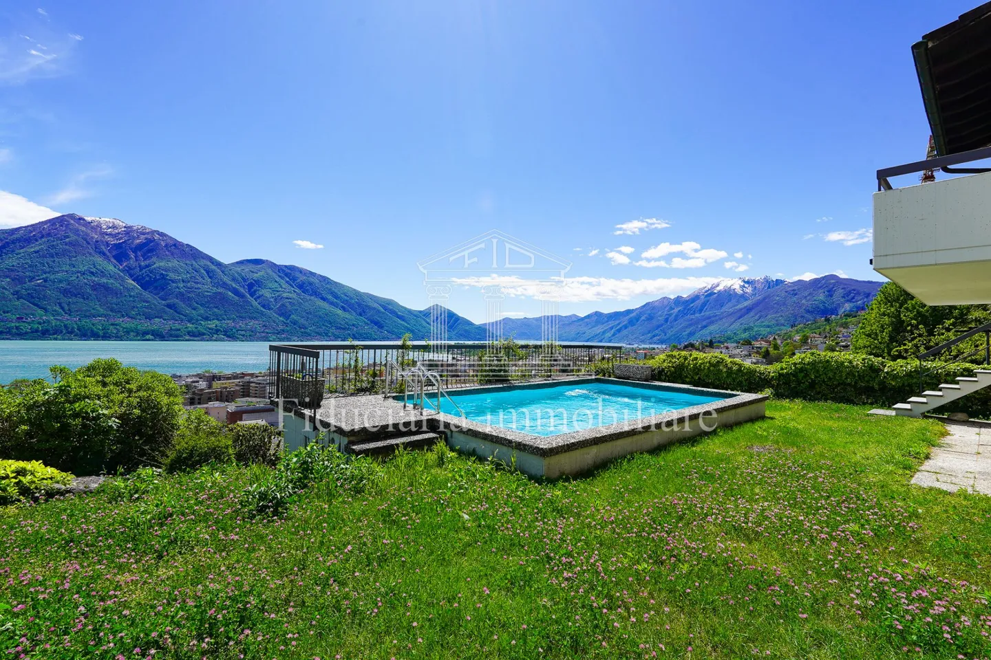 Large terraced house with great potential and beautiful view - Photo 12 of 13