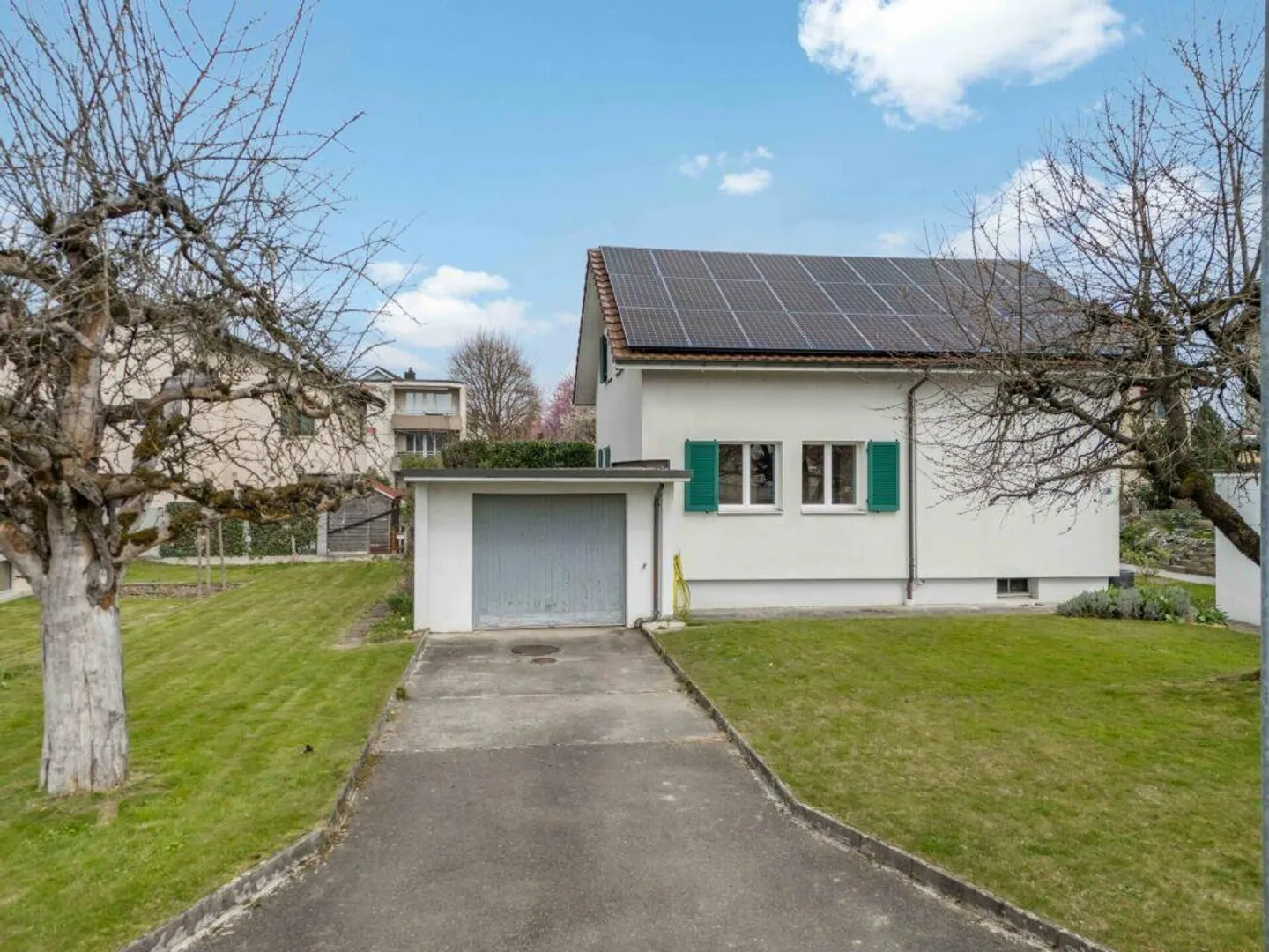 Freistehendes 5.0-Zimmer-Einfamilienhaus mit sanierter Gebäudehülle und Photovoltaikanlage - Photo 1 of 14