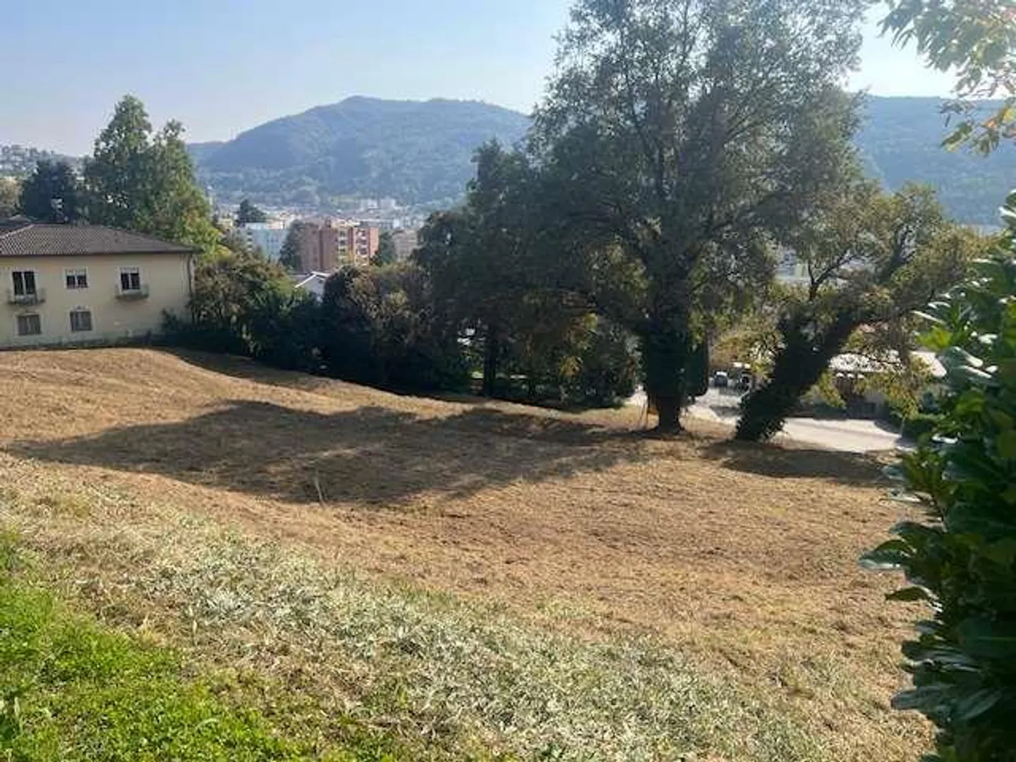 terrain intéressant dans une zone résidentielle - Photo 1 sur 2