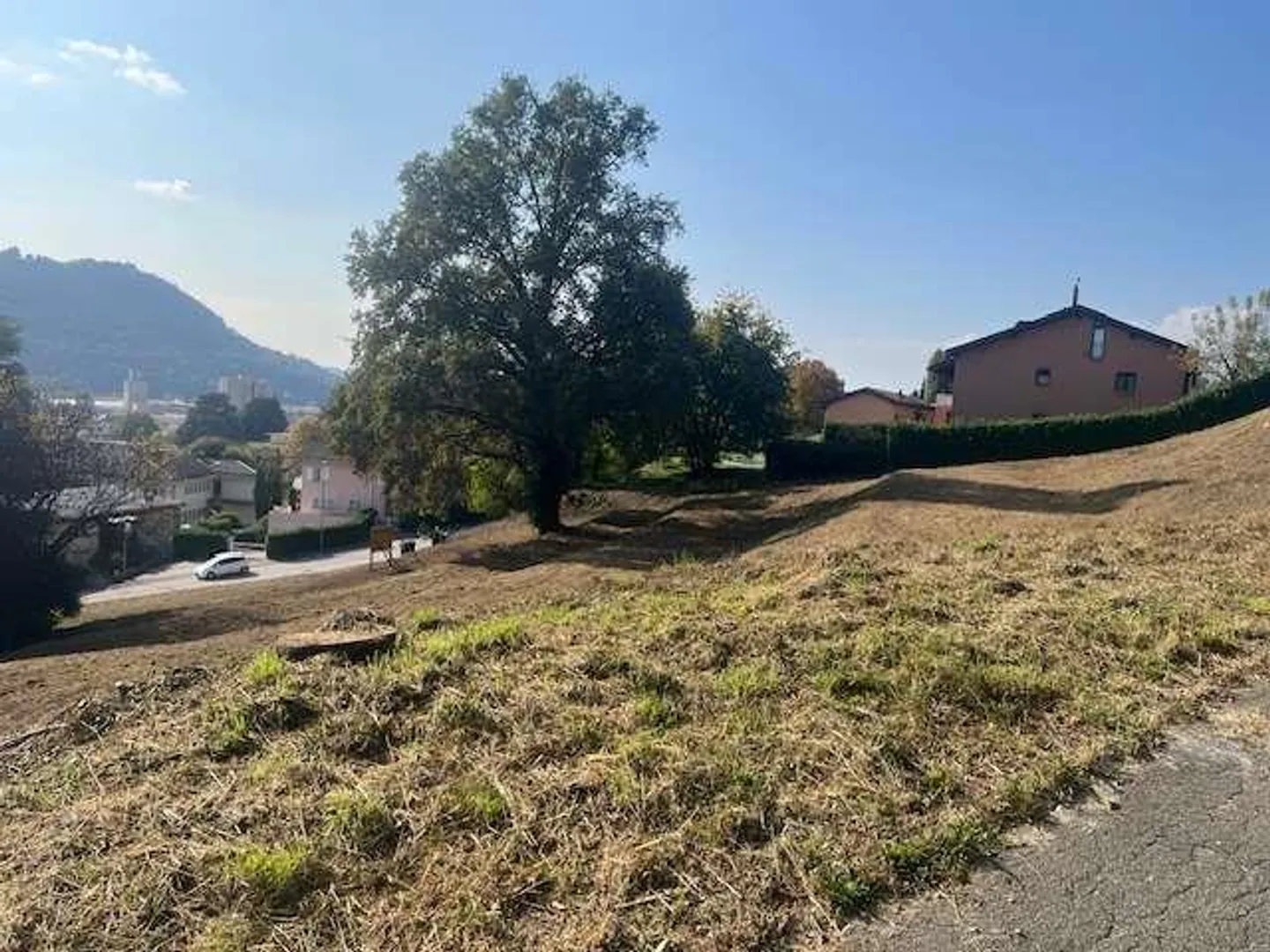terrain intéressant dans une zone résidentielle - Photo 2 sur 2