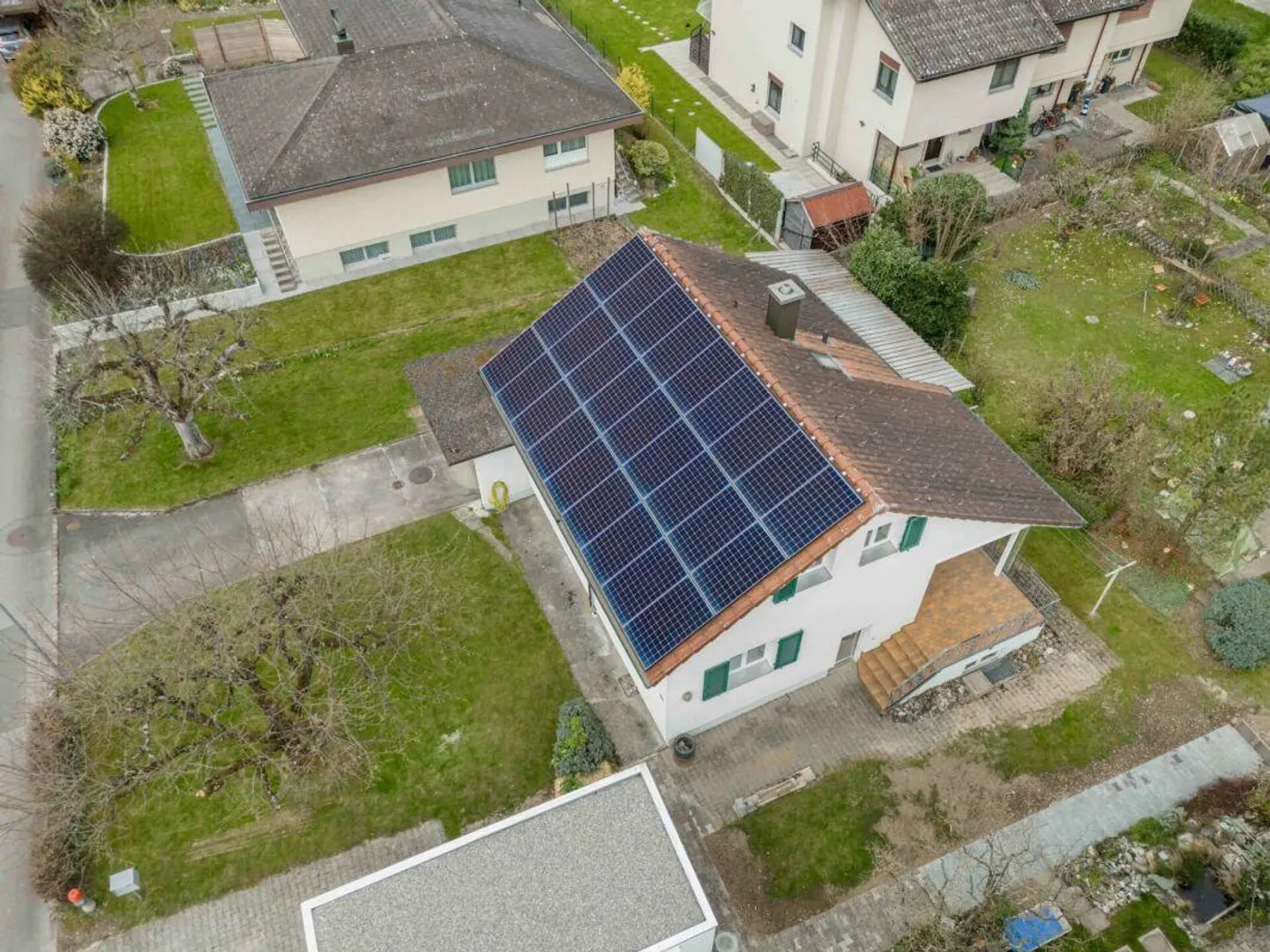 Freistehendes 5.0-Zimmer-Einfamilienhaus mit sanierter Gebäudehülle und Photovoltaikanlage - Photo 3 of 14