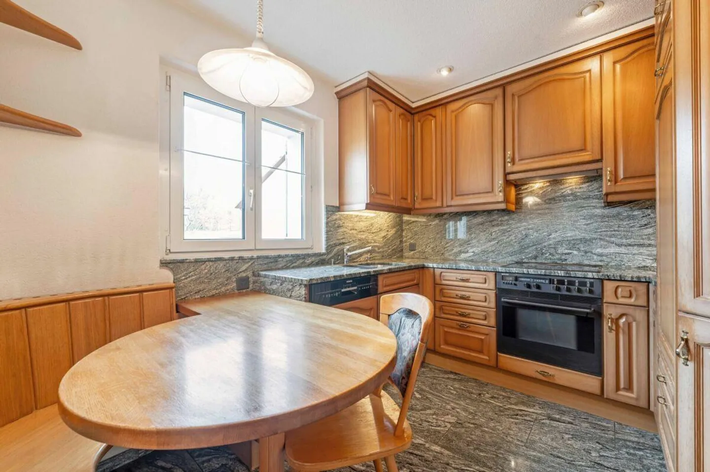 Freistehendes 5.0-Zimmer-Einfamilienhaus mit sanierter Gebäudehülle und Photovoltaikanlage - Photo 5 of 14